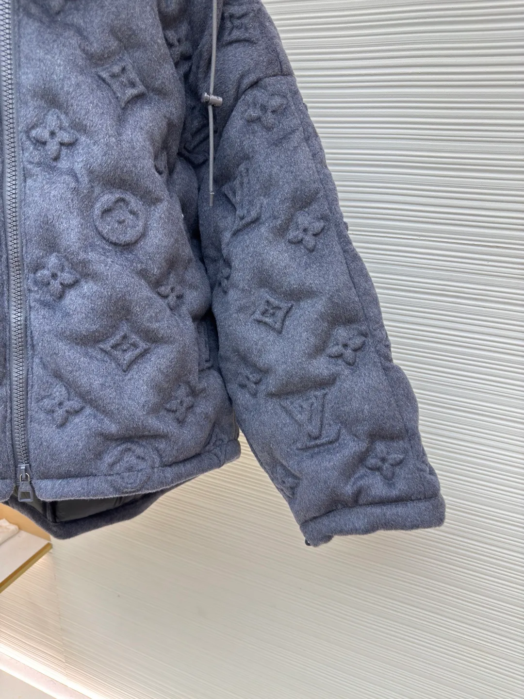 LOUIS VUITTON Presbyopic embossed embossed down jacket ●Item number: 1680601-F25 ●Material: white goose down ●Technology: embossed embossed ●Version: fitted version ●Weight: about 3150 grams ●Size: S-M-L-XL ●Description: The fabric itself contains a lot of cashmere, and the inside is filled with 90 white duck down. It is super fluffy and difficult to process. The scrap rate of embossing fabrics of different materials reaches more than 50%. The hood is detachable and the pockets have hidden zippers, which is not only warm, but also very safe. The upper body effect is very good. It does not look bloated, but it is a concave shape artifact. I also like gray clothes because gray looks very high-grade, coupled with the embossed presbyopia logo. , low-key and stylish, same style for men and women!